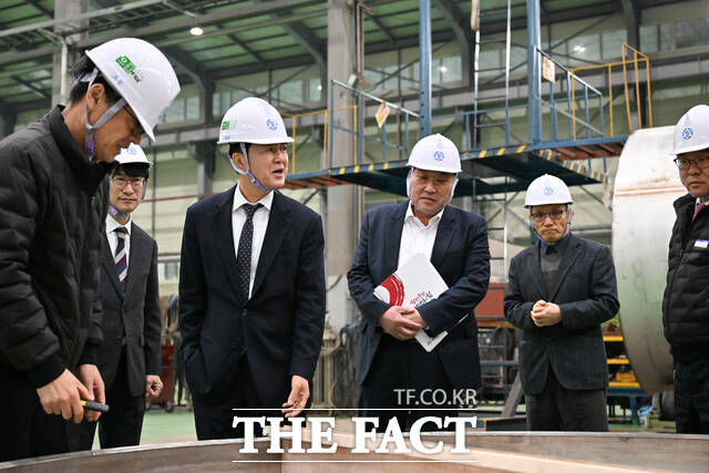 김태흠 충남도지사(왼쪽 두 번째)가 수소경제 구현 방안 모색을 위한 제10차 경제상황 현장 점검회의 후 기업체를 방문해 현장의 이야기를 듣고 있다. /충남도