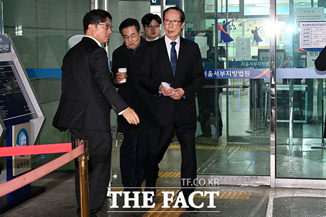 '허위서명 강요' 송영무 전 국방부 장관, 2심도 무죄.