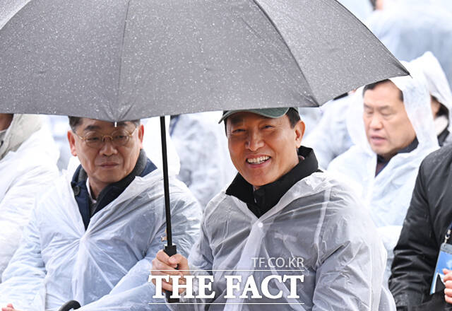 오세훈 서울시장을 비롯한 참석자들이 27일 오후 서울 용산구 정비창 내 야외 행사장에서 열린 용산국제업무지구 도시개발사업 기공식에서 퍼포먼스를 하고 있다.