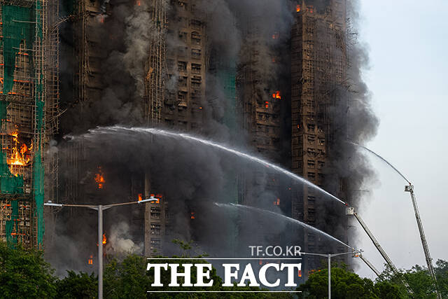 26일(현지시간) 홍콩 북부 타이포 구역의 '웡 푹 코트' 아파트 단지에서 화재가 발생해 불길이 하늘로 치솟고 있다. /홍콩=AP.뉴시스