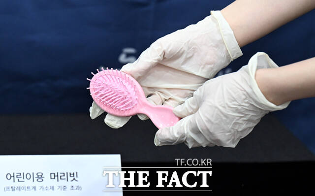 서울시가 27일 오전 서울 중구 서울특별시청에서 해외 온라인 플랫폼 판매 어린이 용품 중 안전성 조사 부적합 제품을 공개하고 있다. /이새롬 기자