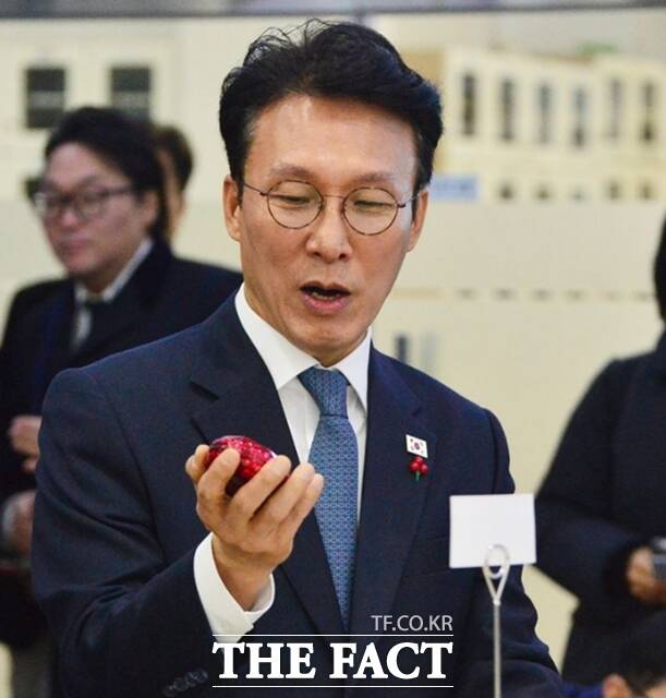 김민석 국무총리는 27일 제6회 국가정책조정회의를 주재하고 K-뷰티에 대한 수출 허브 구축과 안전성 평가제도 도입을 통해 경쟁력 강화에 나서겠다고 밝혔다. 사진은 이날 김 총리가 충북 음성군 화장품 기업 코스메카코리아를 찾아 제품을 체험한 모습. /뉴시스