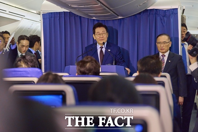 이재명 대통령은 27일 참모진에 이집트는 잠재력이 있는 시장인 만큼 ODA(공적개발원조)에 대한 장기 계획을 세워 미래 가능성을 살펴보자고 제안했다. 이 대통령이 23일(현지시간) 남아프리카공화국에서 튀르키예로 향하는 공군 1호기에서 기자간담회를 갖고 있다. /대통령실