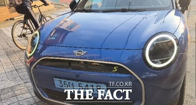 오승혁의 팩트 DRIVE는 11월에 3일간 ‘더 뉴 올 일렉트릭 미니 쿠퍼’(미니 일렉트릭)와 함께 다양한 길을 달리며 성능을 테스트했다. 사진은 취재진이 키를 들고 가까이 가자 윙크하듯 헤드 라이트가 켜지는 미니의 정면 모습. /서울 마포구=오승혁 기자