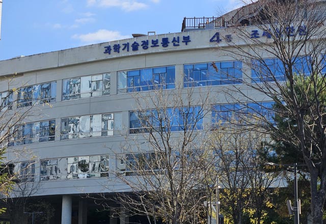 과학기술정보통신부와 한국지능정보사회진흥원은 27일 서울 용산 로얄파크컨벤션에서 인공지능(AI)으로 세상을 바꾸는 인공지능(AI) 챌린지·해커톤 2025 시상식을 개최했다. /더팩트 DB