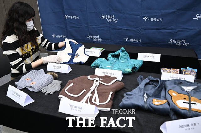 서울시가 27일 오전 서울 중구 서울특별시청에서 해외 온라인 플랫폼 판매 어린이 용품 중 안전성 조사 부적합 제품을 공개하고 있다. /이새롬 기자