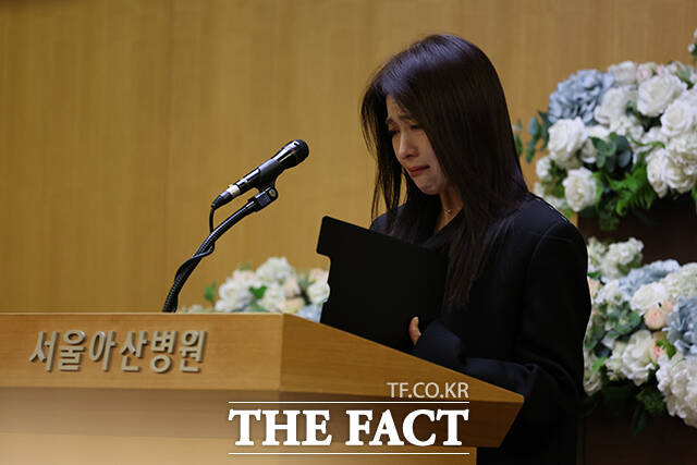 존경하고, 사랑하는 이순재 선생님 ,지금도 어디선가 목소리가 다시 들려 올 것만 같다. 배우 하지원이 27일 서울 송파구 서울아산병원 장례식장에서 엄수된 배우 이순재 영결식에서 추도사를 하고 있다. /서예원 기자