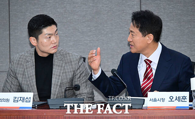 오세훈 서울시장(앞줄 오른쪽)과 김재섭 국민의힘 의원 등 참석자들이 27일 오전 서울 여의도 국회 의원회관에서 열린 '서울 주택공급 절벽의 원인과 해법' 토론회에서 기념촬영을 하고 있다. /국회=남윤호 기자