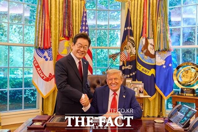 이재명 대통령과 도널드 트럼프 미국 대통령이 8월 25일(현지시간) 미국 워싱턴D.C. 백악관에서 열린 정상회담에서 기념촬영을 하고 있다. /대통령실