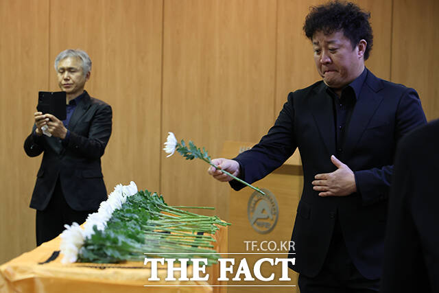 배우 고(故) 이순재의 영결식이 27일 오전 서울 송파구 서울아산병원 장례식장에 엄수된 가운데 개그맨 정준하가 헌화를 하고 있다. /서예원 기자