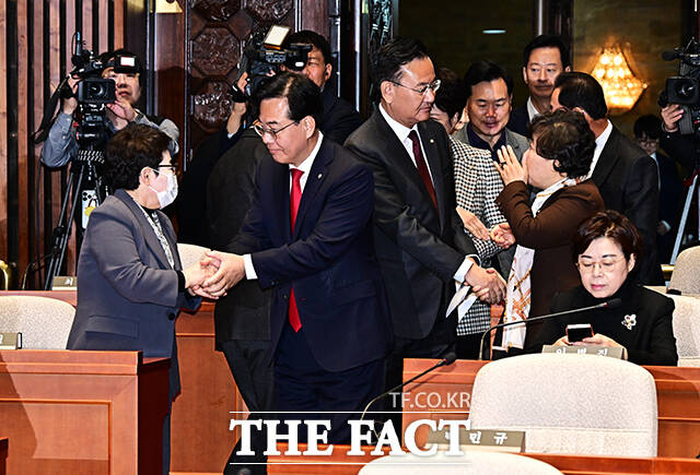 송언석 국민의힘 원내대표가 27일 오전 서울 여의도 국회에서 열린 의원총회에 참석해 모두발언을 하고 있다. /국회=배정한 기자