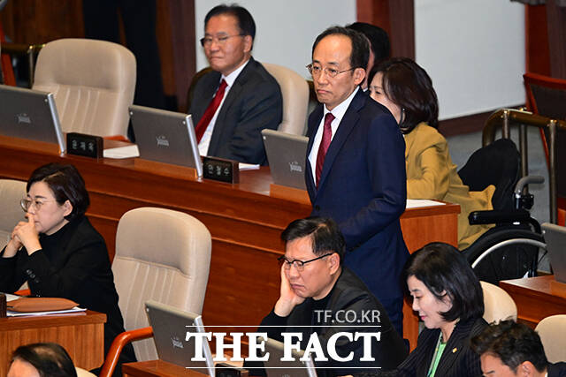 추경호 국민의힘 의원이 신상발언을 위해 연단으로 향하고 있다.