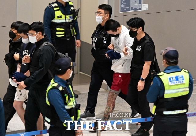 정부가 27일 동남아시아 지역 온라인 조직범죄 관련 한국인 대상 스캠사기 및 유인·감금 등 범죄 활동에 관여한 개인과 단체에 대해 독자 제재 조치를 발표했다. 사진은 사진은 지난달 18일 캄보디아 온라인 사기에 가담해 구금된 한국인들이 인천국제공항을 통해 송환되는 모습. /장윤석 기자