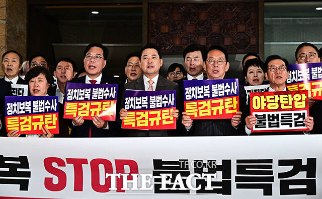 장동혁 국민의힘 대표와 송언석 원내대표가 27일 오후 서울 여의도 국회에서 본회의 도중 로텐더홀에서 열린 추경호 의원 체포동의안 관련 규탄대회에 참석해 구호를 외치고 있다. /국회=배정한 기자