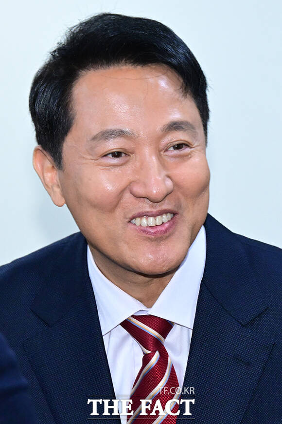 오세훈 서울시장(앞줄 오른쪽)과 김재섭 국민의힘 의원 등 참석자들이 27일 오전 서울 여의도 국회 의원회관에서 열린 '서울 주택공급 절벽의 원인과 해법' 토론회에서 기념촬영을 하고 있다. /국회=남윤호 기자