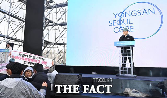 27일 오후 서울 용산구 정비창 내 야외 행사장에서 열린 용산국제업무지구 도시개발사업 기공식에서 오세훈 서울시장이 비전 발표를 앞둔 가운데, 주거·빈곤·노동·시민사회단체들로 구성된 용산정비창 개발의 공공성 강화를 위한 공동대책위원회(용산정비창 공대위) 회원들이 개발 계획 철회를 촉구하는 기습시위를 하고 있다. /이새롬 기자