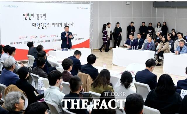 유정복 인천시장이 27일 중구 상상플랫폼에서 열린 시민과 함께하는 2026년 주요업무보고회(균형발전)에서 시민들의 질문에 답하고 있다./인천시