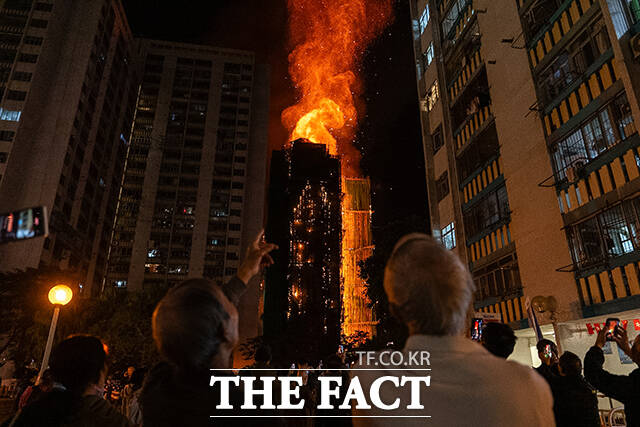 26일(현지시간) 홍콩 북부 타이포 구역의 '웡 푹 코트' 아파트 단지에서 화재가 발생해 불길이 하늘로 치솟고 있다. /홍콩=AP.뉴시스