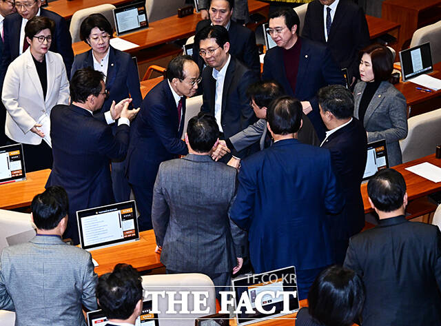 추경호 국민의힘 의원이 27일 오후 서울 여의도 국회에서 열린 본회의에 참석해 본인의 체포동의안 상정과 관련해 신상발언을 한 뒤 본회의장을 나서고 있다. /국회=배정한 기자