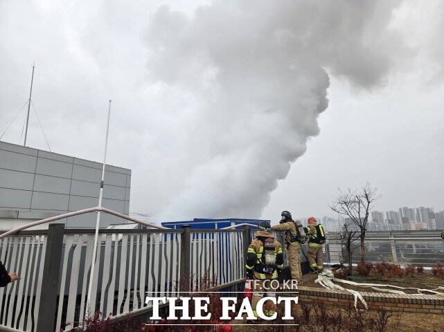 27일 오전 11시 15분쯤 세종시 어진동 KT&G 세종타워에서 화재가 발생해 소방당국이 인근 건물 옥상에서 진화에 나서고 있다. /세종소방본부