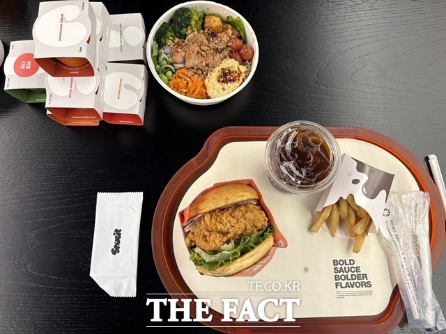 교촌에프앤비가 교촌치킨의 파일럿 브랜드 소싯을 론칭했다. 소스 7종, 그릴드치킨보울, 소싯 치킨 버거(왼쪽 위부터 시계방향)의 모습니다. /판교=문화영 기자