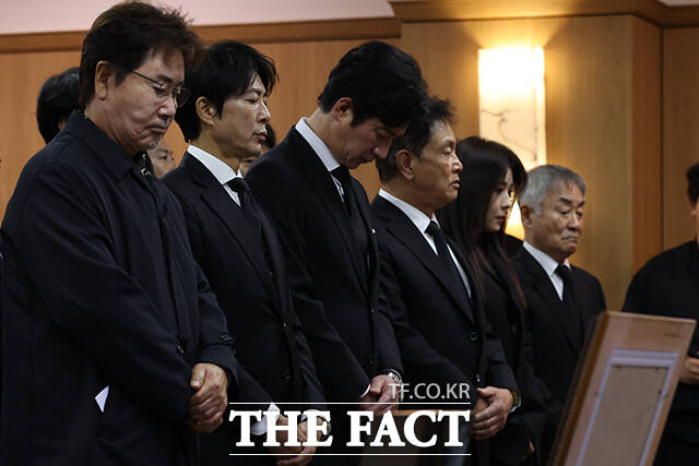 배우 유동근과 최수종, 정준호, 김영철, 하지원(왼쪽부터)이 슬픔에 잠겨 있다. /서예원 기자