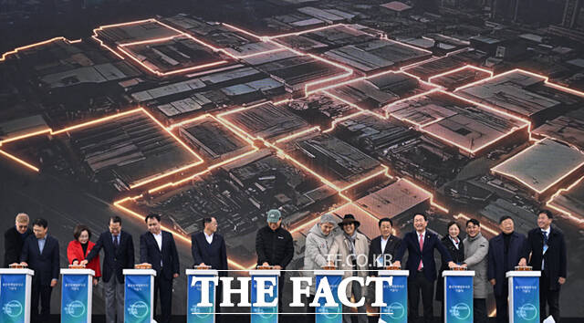 오세훈 서울시장을 비롯한 참석자들이 27일 오후 서울 용산구 정비창 내 야외 행사장에서 열린 용산국제업무지구 도시개발사업 기공식에서 퍼포먼스를 하고 있다.