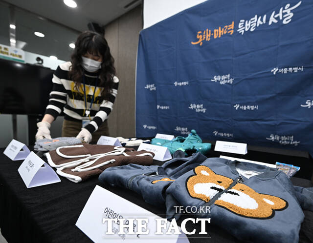 서울시가 27일 오전 서울 중구 서울특별시청에서 해외 온라인 플랫폼 판매 어린이 용품 중 안전성 조사 부적합 제품을 공개하고 있다. /이새롬 기자