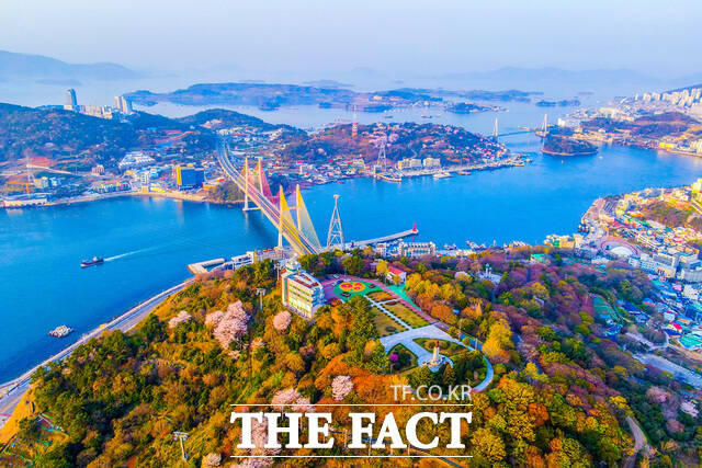 전남 여수시 거북선대교를 중심으로 가까이는 자산공원이, 멀리는 돌산공원이 자리해 있다. /여수시