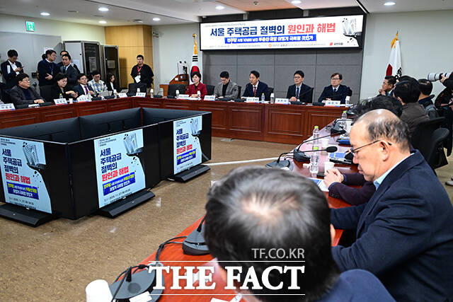 오세훈 서울시장(앞줄 오른쪽)과 김재섭 국민의힘 의원 등 참석자들이 27일 오전 서울 여의도 국회 의원회관에서 열린 '서울 주택공급 절벽의 원인과 해법' 토론회에서 기념촬영을 하고 있다. /국회=남윤호 기자