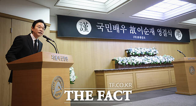 배우 고(故) 이순재의 영결식이 27일 오전 서울 송파구 서울아산병원 장례식장에 엄수된 가운데 배우 정보석이 사회를 보고 있다. /서예원 기자