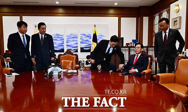 송언석 국민의힘 원내대표에게 손 내미는 우원식 국회의장.