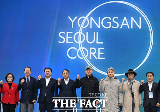 오세훈 서울시장을 비롯한 참석자들이 27일 오후 서울 용산구 정비창 내 야외 행사장에서 열린 용산국제업무지구 도시개발사업 기공식에서 퍼포먼스를 하고 있다.