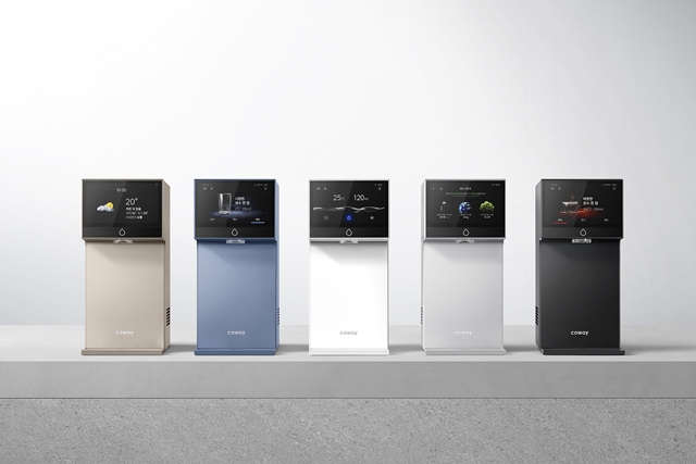 코웨이가 27일 2025 대한민국 하이스트 브랜드에서 정수기(사진), 공기청정기, 비데 등 3개 부문 1위에 선정됐다. /코웨이