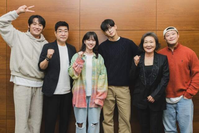 차은우는 영화와 앨범에 이어 내년 상반기 공개 예정인 넷플릭스 '더 원더풀스'에서 미스터리한 인물을 연기, '군백기' 동안 필모그래피를 더 풍성하게 채워나간다. 왼쪽부터 최대훈 손현주 박은빈 차은우 김해숙 임성재 /넷플릭스