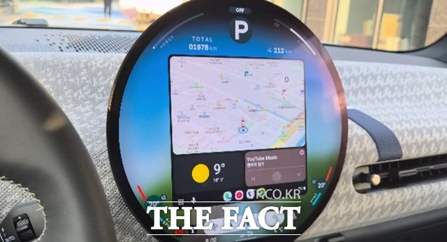 오승혁의 팩트 DRIVE가 확인한 미니 일렉트릭의 중앙 원형 디스플레이. 그래픽 품질과 UI는 미니 고유의 감성을 그대로 유지한다. /서울 노원구=오승혁 기자