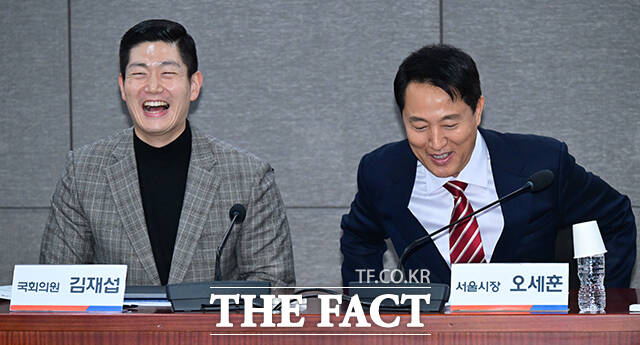 오세훈 서울시장(앞줄 오른쪽)과 김재섭 국민의힘 의원 등 참석자들이 27일 오전 서울 여의도 국회 의원회관에서 열린 '서울 주택공급 절벽의 원인과 해법' 토론회에서 기념촬영을 하고 있다. /국회=남윤호 기자