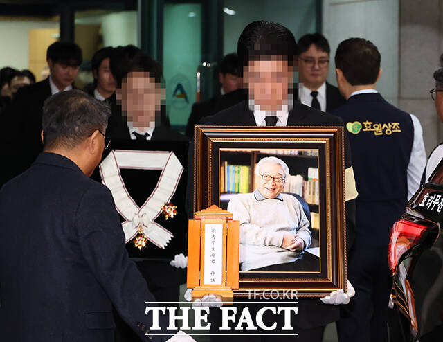 배우 이순재의 발인이 27일 오전 서울 송파구 서울아산병원 장례식장에서 엄수되고 있다. /서예원 기자