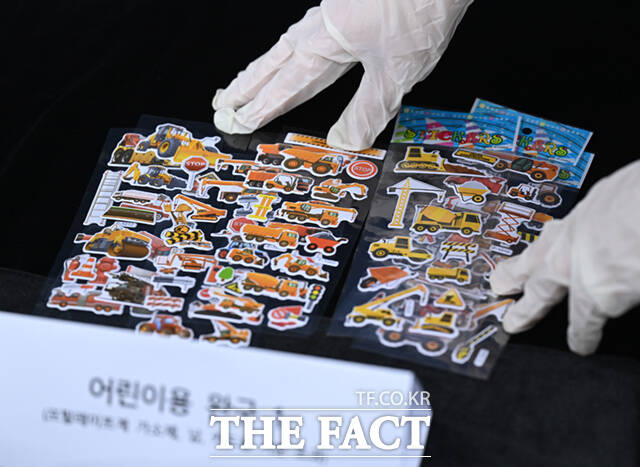 서울시가 27일 오전 서울 중구 서울특별시청에서 해외 온라인 플랫폼 판매 어린이 용품 중 안전성 조사 부적합 제품을 공개하고 있다. /이새롬 기자