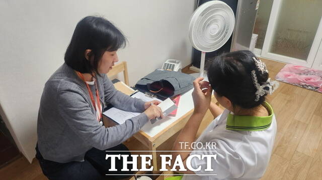 아산시가 복지 사각지대 해소를 위해 ‘시민 참여 기반 위기가구 발굴·모니터링 체계’를 강화하고 있다. 사진은 위기가구 발굴 현장 모습. /아산시