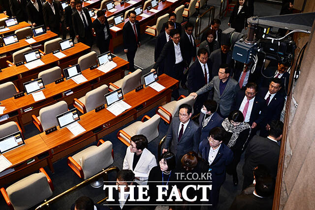 추경호 국민의힘 의원이 27일 오후 서울 여의도 국회에서 열린 본회의에 참석해 본인의 체포동의안 상정과 관련해 신상발언을 한 뒤 본회의장을 나서고 있다. /국회=배정한 기자