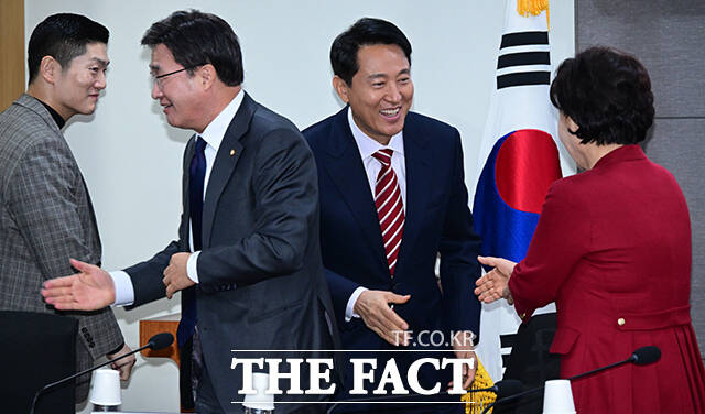 오세훈 서울시장(앞줄 오른쪽)과 김재섭 국민의힘 의원 등 참석자들이 27일 오전 서울 여의도 국회 의원회관에서 열린 '서울 주택공급 절벽의 원인과 해법' 토론회에서 기념촬영을 하고 있다. /국회=남윤호 기자