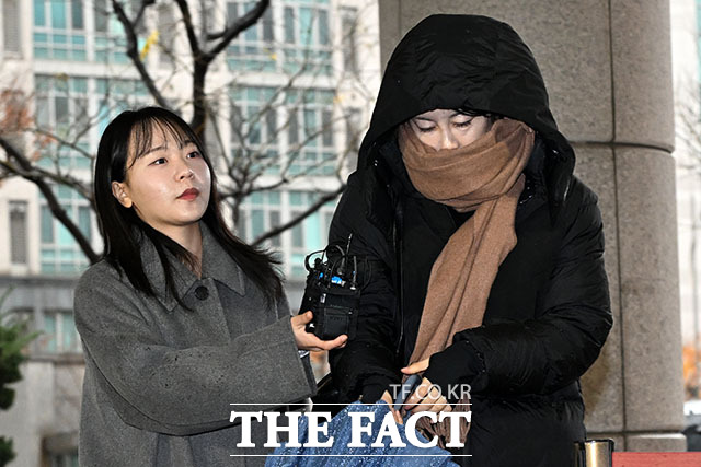 '음주운전 및 불법숙박업 혐의' 항소심 첫 공판 출석하는 문다혜 씨.