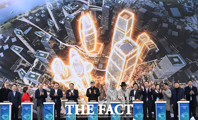 오세훈 서울시장을 비롯한 참석자들이 27일 오후 서울 용산구 정비창 내 야외 행사장에서 열린 용산국제업무지구 도시개발사업 기공식에서 퍼포먼스를 하고 있다.