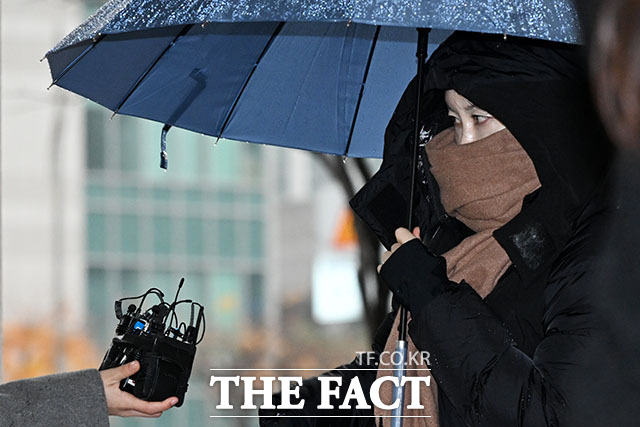 '음주운전 및 불법숙박업 혐의' 항소심 첫 공판 출석하는 문다혜 씨.