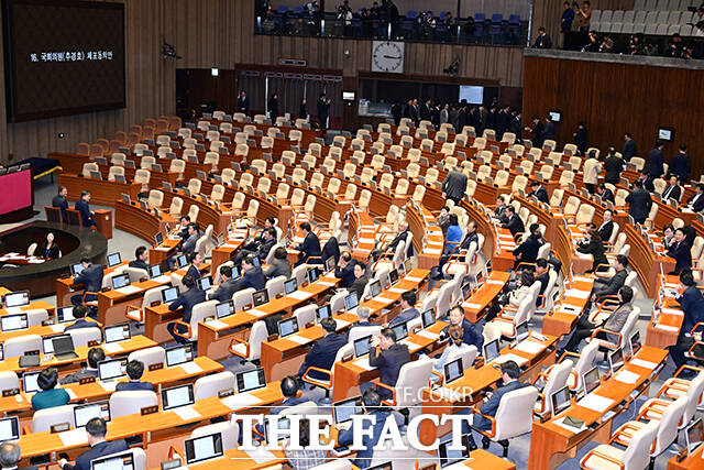 추 의원의 발언이 끝나자 회의장 나서는 국민의힘 의원들.