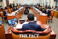  행안위 전체회의 참석한 윤호중 장관 [TF사진관]