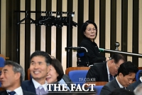  휠체어 탄 최민희 민주당 의원 [포토]