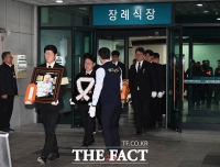  '영원한 현역' 이순재...후배들 배웅 속 발인 [TF사진관]