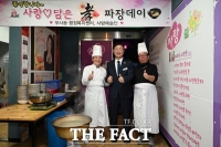  사랑7080라이브카페, 중구 부사동 어르신께 자장면 대접